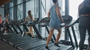 Koşu bandında koşan, spor yapan altı kişilik bir grup. Modern Spor Salonu 'nda Atletizm İnsanları Aktif Antrenmanı. Spor İnsanlar Spor Kulübü 'nde çalışıyor. Yan Görünüm Yavaş Hareket