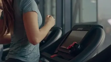 Koşu bandında Koşan Güzel Spor Kadını. Spor salonunda Enerjik Formda Kadın Sporcu Eğitimi. Spor Sporcuları Spor Kulübü 'nde. Yan Görünüm Yavaş Çekimde Yükselen Çekim