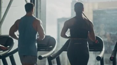 Koşu bandında koşan, spor yapan bir grup atletik insan. Modern Spor Salonunda Etkin Atletizm Eğitimi. Lüks Spor Spor Spor Sporları Spor Salonu 'nda. Geri Görünüm Yavaş Hareketi
