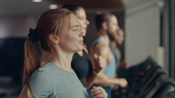 Linda atlética esportiva mulher correndo em uma esteira. Apto Energético Feminino Atleta Treinamento no Ginásio. Atletas Treino em Fitness Club. Retrato de visão lateral em câmera lenta — Vídeo de Stock