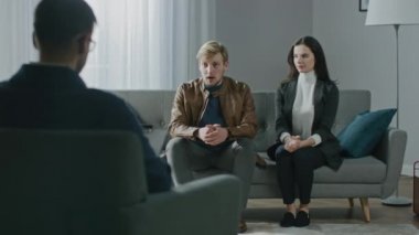 Psikoterapistle danışmanlık seansında olan genç bir çift. Terapist Not Alırken Geçmişe Bakış: Öfkeli ve Saldırgan Koca Öfkeleniyor, Kavga Başlıyor, Acı çeken Karısını Suçluyor. Aile İçi Şiddet
