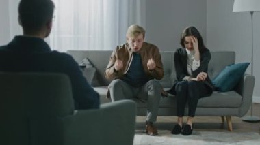 Psikoterapistle danışmanlık seansında genç bir çift. Terapistin Not Almasına Bakış: Öfkeli Erkek Arkadaşı Öfkeleniyor, Kavga Başlıyor, Acı çeken Kız Arkadaşına Bağırıyor. Aile İçi Şiddet