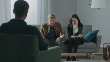 Psikoterapistle danışmanlık seansında olan genç bir çift. Terapistin Not Alması: Kızgın ve Öfkeli Erkek Arkadaşı Öfkelendi, Kavga Başladı, Ağlayan Kız Arkadaşına Bağırdı. Aile İçi Şiddet