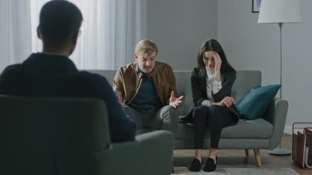 Jeune couple en séance de counseling avec un psychothérapeute. Précédent View of Therapist Taking Notes : Mad and Angry Boyfriend Loses Temper, Starts a Fight, Shouts at His Crying Girlfriend. Violence domestique — Video