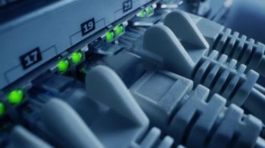 Macro Shot: Ethernet Veri Kabloları Yanıp sönen ışıklarla Router Portlarına bağlandı. Telekomünikasyon: RJ45 Internet Connectors Modem LAN anahtarlarına bağlandı. Yana Görünümlü Yükseltilmiş Hareket Kamerası