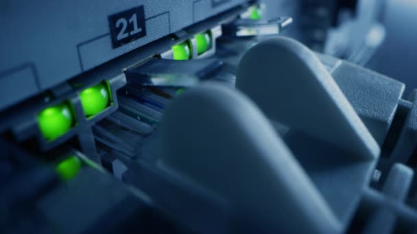 Macro Shot: Καλώδια Ethernet συνδεδεμένα με θύρες Router με φώτα που αναβοσβήνουν. Τηλεπικοινωνίες: Δίκτυο Επικοινωνίας Πληροφοριών με RJ45 Internet Connectors συνδεδεμένο σε Modem LAN Switches — Αρχείο Βίντεο