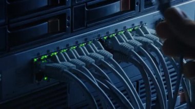 RJ45 Internet Connector 'daki Kişi Eklentileri LAN Router Switch' e bağlanıyor. Veri Kabloları ile Bilgi İletişim Ağı Parlayan Işıklarla Modem Portlarına Bağlı