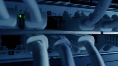 Makro Çekim Ethernet Kabloları Yanıp sönen Işıklar ile Yönlendirici Portlara Bağlandı. Telekomünikasyon: RJ45 Aygıt Bağlantıları Modem Hubs 'a bağlandı. Veri Merkezi 'ni koruyun. Kablolar Arasında Kamera Taşıma