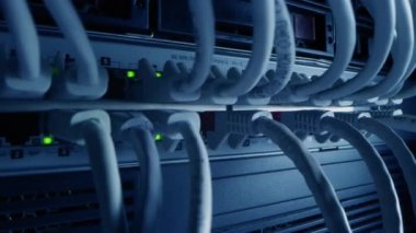 Makro Çekim Ethernet Kabloları Yanıp sönen Işıklar ile Yönlendirici Portlara Bağlandı. Telekomünikasyon: RJ45 Aygıt Bağlantıları Modem Hubs 'a bağlandı. Veri Merkezi 'ni koruyun. Kablolar Arasında Kamera Taşıma