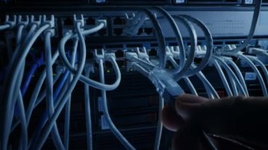 POV İlk Kişi Macro Vuruşu: IT Yöneticisi RJ45 Internet Connector 'ı LAN Router Switch' e takıyor. Modeme Bağlı Kablolarla Veri Merkezindeki Bilgi İletişim Ağı