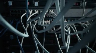 Makro Çekim: Ethernet Kabloları Yönlendirici Portlara Bağlandı. Telekomünikasyon: RJ45 Aygıt Bağlantıları Modem Hubs 'a bağlandı. Kablolar Arasında Kamera Taşımacılığında Çekici POV İlk Kişi Yakınlaştırması