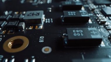 Makro Kamera, Bilgisayar Anakart Bileşenleri: Mikroçip, İşlemci, Transistorlar 'ı gösteriyor. Elektronik Cihazın içinde. Resim Daha Aydınlanıyor