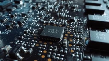 Macro Kamera Görüntüsü: Mikroçip, işlemci üzerine odaklan. Yazdırılmış Devre Panosu / Bileşenli Bilgisayar Anakart: Elektronik Aygıtın İçinde, Süper Bilgisayarın Parçaları.
