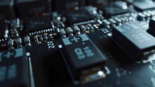 Câmera macro movendo-se lentamente sobre a placa de circuito impresso, mostrando componentes da placa-mãe do computador: Microchip, processador de CPU, transistores. Dentro do Dispositivo Eletrônico, Partes do Supercomputador — Vídeo de Stock