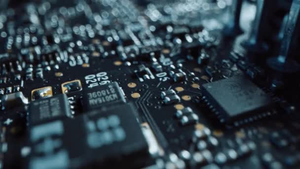 Cámara macro moviéndose lentamente sobre la placa de circuito impreso, mostrando componentes de la placa base de la computadora: Microchip, procesador de CPU, transistores. Dentro del Dispositivo Electrónico, Partes del Superordenador — Vídeo de stock