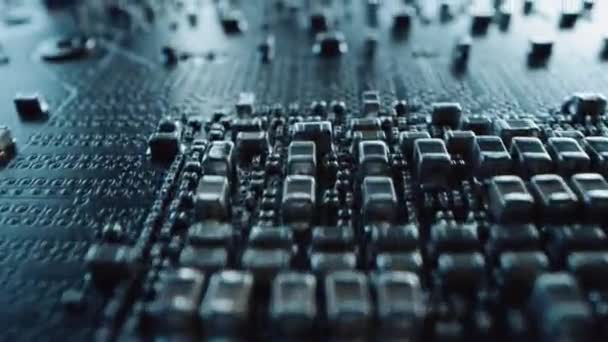 Macro caméra se déplaçant lentement sur carte de circuit imprimé, montrant les composants de la carte mère de l'ordinateur : transistors, résistances, condensateurs, semi-conducteurs. À l'intérieur de l'appareil électronique, pièces de superordinateur 