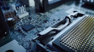 Macro Kamera Görüntüsü: İşlemci Soketine Odaklan. Yazdırılmış Devre Panosu / Bileşenli Bilgisayar Anakart: Elektronik Aygıtın İçinde, Süper Bilgisayarın Parçaları.