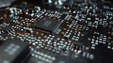 Makro Kamera, Bilgisayar Anakart Bileşenleri 'ni, Mikroçip, İşlemci' yi yavaş yavaş gösteriyor. Elektronik Cihazın içinde. Resim Daha Aydınlanıyor