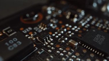 Makro Kamera, Bilgisayar Anakart Bileşenleri: Mikroçip, İşlemci, Transistorlar 'ı gösteriyor. Elektronik Cihazın içinde. Resim Daha Aydınlanıyor