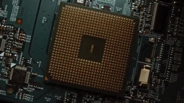 İşlemci soketine odaklan. Yazdırılmış Devre Panosu / Bileşenli Bilgisayar Anakart: Elektronik Aygıtın İçinde, Süper Bilgisayarın Parçaları. Üst Görünüm Döndürme Hareketiyle Makro Çekimi İzle