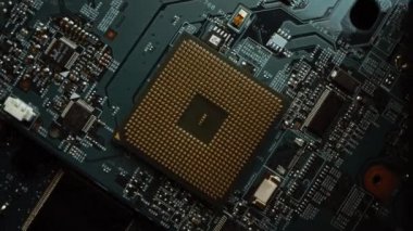 Bilgisayar Anakart, işlemci Soketine odaklan. Yazılı Devre Panosu: Elektronik Cihazın İçinde, Süper Bilgisayarın Parçaları. Üst Görünüm Döndürme Hareketiyle Makro Çekimi İzle