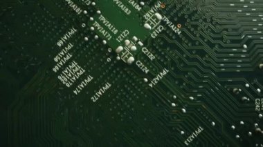 Makro Kamera Yazılı Devre Tahtasının Üzerinde, Bilgisayar Ana Kart Bileşenlerini gösteriyor: Mikroçip, Transistorlar, Kapasitörler. Elektronik Cihazın İçinde, Süper Bilgisayarın Parçaları. Soyut Üst Görünüm
