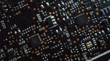 Renkli Yazdırılmış Devre Panosu, Bilgisayar Ana Kart Bileşenleri: Mikroçipler, İşlemci, Transistörler, Yarı iletkenler. Elektronik Cihazın İçinde, Süper Bilgisayarın Parçaları. Üst Görünüm Taşıyıcı Makro Görüntüsü
