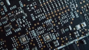 Renkli Yazdırılmış Devre Panosu, Bilgisayar Ana Kart Bileşenleri: Mikroçipler, İşlemci, Transistörler, Yarı iletkenler. Elektronik Cihazın İçinde, Süper Bilgisayarın Parçaları. Üst Görünüm Taşıyıcı Makro Görüntüsü