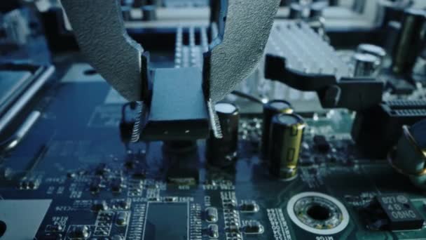 Factory Machine at Work: Leiterplatte, die mit Roboterarm, oberflächenmontierter Technologie zur Verbindung von Mikrochips und CPU-Prozessor mit der Hauptplatine zusammengebaut wird. Makro-Nahaufnahme im Fokus — Stockvideo