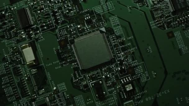 Fokusera på ett Microchip, CPU Processor. Grönt kretskort, datormoderkort med komponenter: Inuti den elektroniska enheten, del av superdatorn. Roterande Top View Tracking Makro Skott — Stockvideo