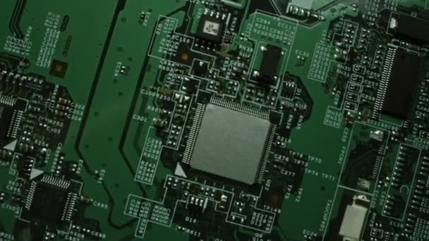 Placa de circuito impresso verde, componentes da placa-mãe do computador: microchips, processador da CPU, transístores, semicondutores. Dentro do Dispositivo Eletrônico, Partes do Supercomputador. Top View Movendo Macro tiro — Vídeo de Stock