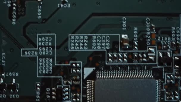 Placa de circuito impresso colorida, componentes da placa-mãe do computador: microchips, processador da CPU, transístores, semicondutores. Dentro do Dispositivo Eletrônico, Partes do Supercomputador. Top View Movendo Macro tiro — Vídeo de Stock