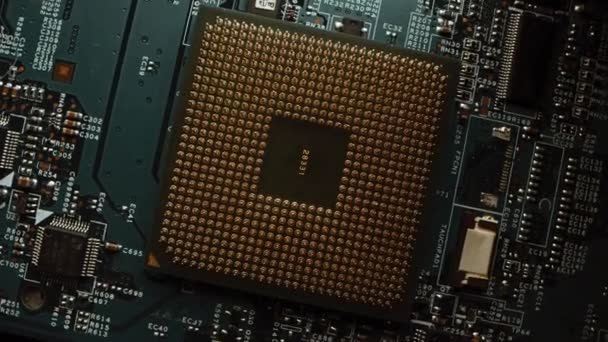 Concentrez-vous sur une prise processeur CPU. Carte mère de circuit imprimé / ordinateur avec des composants : à l'intérieur du dispositif électronique, des pièces de superordinateur. Vue du dessus Tracking Macro Shot avec mouvement de rotation 