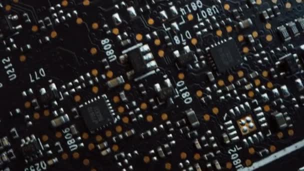 Färgglada tryckta kretskort, datormoderkort komponenter: mikrochips, CPU-processor, transistorer, halvledare. Inuti den elektroniska enheten, delar av superdatorn. Top View Flytta Makro Skott — Stockvideo