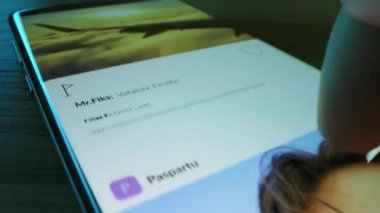 Makro: Akıllı Telefon Kullanan, Sosyal Ağ Duvarındaki Resimlere Bakıyor. Parmak Kaydırma Sosyal Medya Uygulaması Paylaşım Seyahat, Gıda, Selfie Fotoğrafları. Model Uygulama Tasarımı
