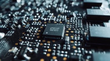 Macro Kamera Görüntüsü: Mikroçip, işlemci üzerine odaklan. Yazdırılmış Devre Panosu / Bileşenli Bilgisayar Anakart: Elektronik Aygıtın İçinde, Süper Bilgisayarın Parçaları.