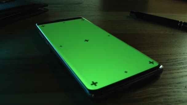 Gros plan Macro Shot avec caméra survolant un smartphone moderne avec écran vert maquillé. Téléphone portable avec écran Chroma Key. Points de suivi de mouvement pour une utilisation facile . — Video