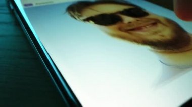 Makro: Akıllı Telefon Kullanan, Sosyal Ağ Duvarındaki Resimlere Bakıyor. Parmak Kaydırma Sosyal Medya Uygulaması Paylaşım Seyahat, Gıda, Selfie Fotoğrafları. Model Uygulama Tasarımı
