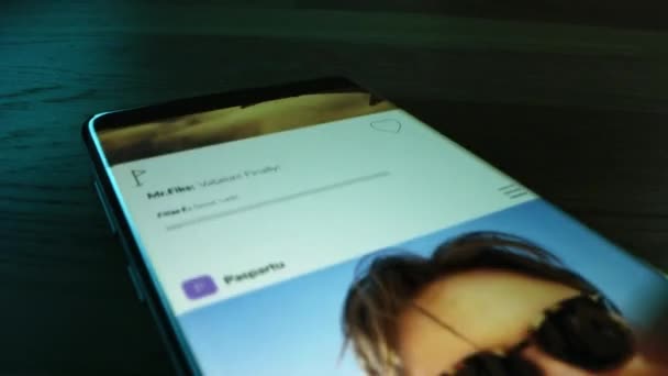 Крупный план Macro: Person Using Smartphone, Browsing through Pictures on Social Network Wall. Прокручивая ленту социальных сетей для обмена путешествиями, едой, фотографиями селфи. Проектирование макетов — стоковое видео