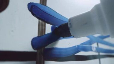 Mavi İşaretli Kalem Elle Tutulurken Makro Takip Çekimi. Grafikleri ve iş planları olan bir tahtaya yazı yazmak. Kalem, Kameraya Bağlıdır. Fineliner ile bir zaman çizelgesi çiziliyor.