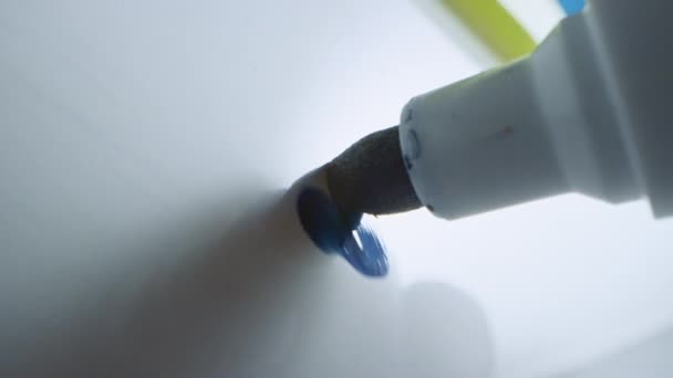 Makroaufnahme eines blauen Marker-Stifts, der mit einer Hand gehalten wird. Person, die auf einem Whiteboard mit Grafiken und Businessplänen schreibt. Bleistift wird mit der Kamera verbunden. Fragezeichen. — Stockvideo