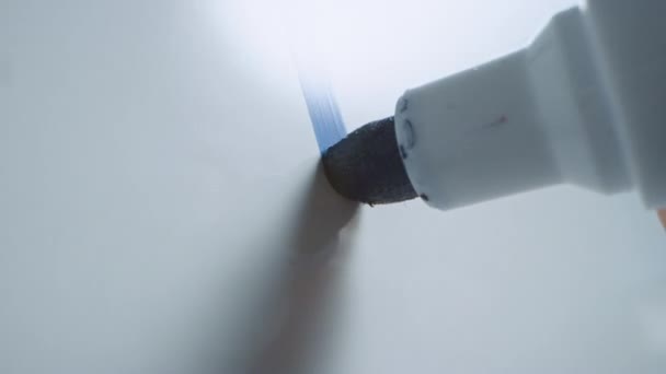 Macro Follow Shot van een Blue Marker Pen die wordt vastgehouden met een hand. Persoon Schrijven op een whiteboard met grafieken en bedrijfsplannen. Potlood is verbonden met de camera. Tekening Uitroepteken. — Stockvideo