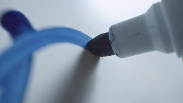 Macro Follow Shot van een Blue Marker Pen die wordt vastgehouden met een hand. Persoon Schrijven op een whiteboard met grafieken en bedrijfsplannen. Potlood is verbonden met de camera. Grijp Shot. Schrijven "Plan". — Stockvideo