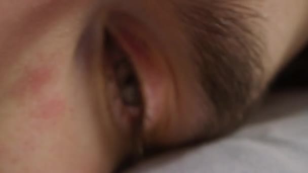 Close-up Macro shot van een oog. Handsome Natural Young Male Wakes Up and Open Zijn Ogen met Bruin en Gele Kleur Pigmentatie op de Iris. De mens staart en knippert. — Stockvideo