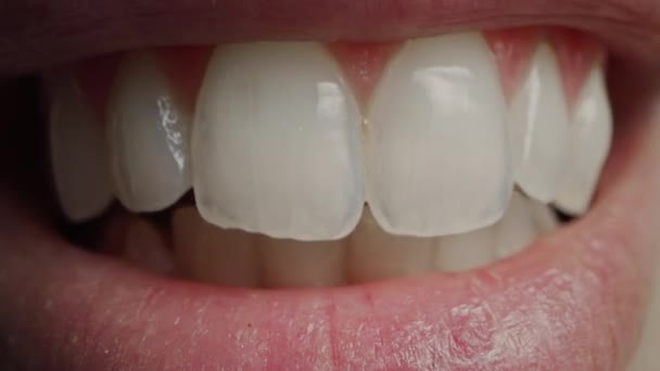 Zamknij Makro Shot of a Mouth z doskonałymi białymi zębami. Person Talks i widzimy ruchy ust i języka. Kobieta z pięknymi naturalnymi zdrowymi czerwonymi ustami i równomiernymi zębami z pięknym uśmiechem. — Wideo stockowe