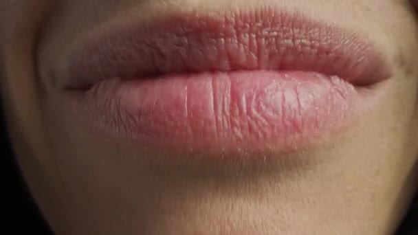 完璧な白い歯を持つ口のマクロショットを閉じます。人の話と我々は口と舌の動きを参照してください。美しい自然健康的な赤い唇ともかなりの笑顔で歯を持つ女性. — ストック動画