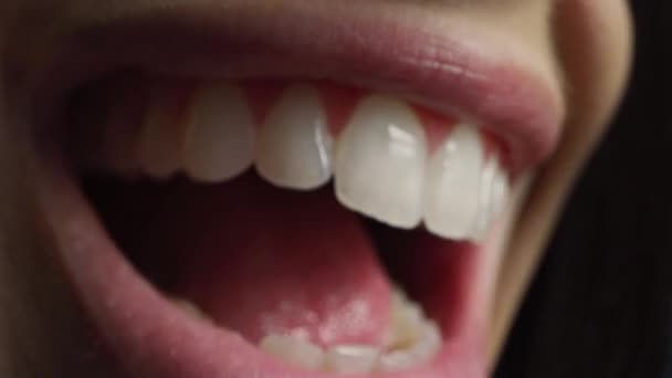 Close Up Three Quarter Macro Shot of a Mouth com dentes brancos perfeitos. Conversas Pessoais e Vemos os Movimentos da Boca e da Língua. Mulher com lábios vermelhos saudáveis naturais beatiful e dentes com sorriso bonito . — Vídeo de Stock