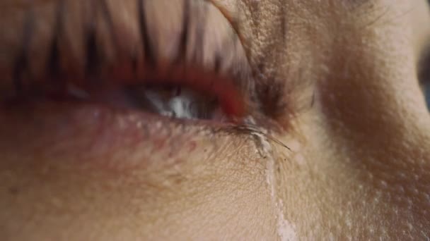 Close-up Macro Zoom Shot van een huilend oog. Jonge Beatiful Female met Natural Light Blue, Yellow en Brown Color Pigmentatie op de Iris. Mascara wordt toegepast op wimpers. Tranen stromen naar beneden.. — Stockvideo