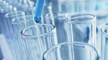 Bilimsel Laboratuvar: Pipette Sıvıyı Test Tüplerine Bırakıyor, Tıbbi Araştırma ve Analiz. Taşıyıcı İlaç Üretim Hattı; Damlatıcı DNA Çalışması için kullanılan örnek tüpleri doldurur. Makro 'yu yakın plan