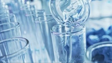 Laboratuvarda: Mikrobiyolojik Sıvı Çözümünü Karıştırmak için Eldiven Kullanım Test Tüpü Kullanımı. Test tüpleriyle çalışmak. Yenilikçi Tıbbi / İlaç Tesisi Genetik Araştırma Yapıyor. Makro 'yu yakın plan